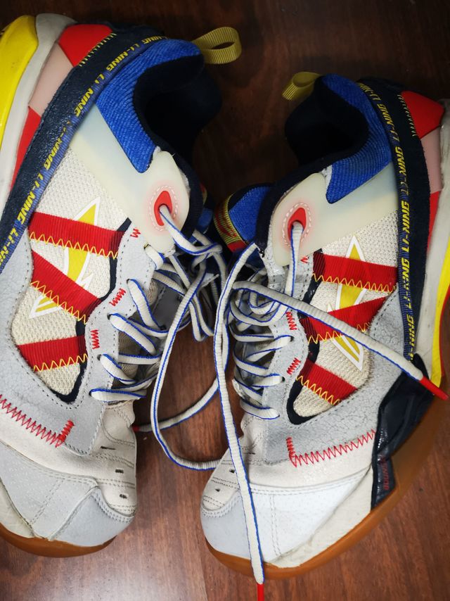 李宁无敌号羽毛球鞋