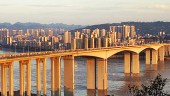 山水桥都，看重庆！曾是长江上最宽的桥梁，限速60码比单轨还慢