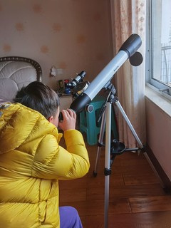 买了个望远镜！娃很喜欢！