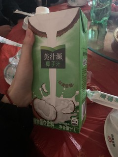 绿绿的椰子汁蛮好喝的