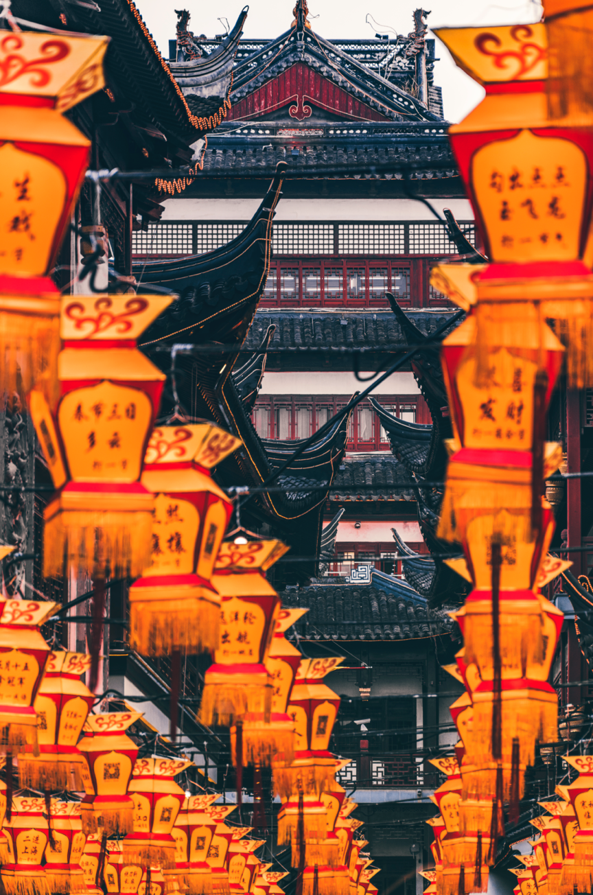 自汉代吴王刘濞将扬州灯会引入松江，一年一度的城隍庙新春豫园灯会都是上海年味最浓的地方。©图虫创意