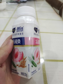 蒙牛纯甄酸牛奶白桃燕麦口味