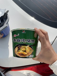 统一香菇炖鸡面味道清淡适口