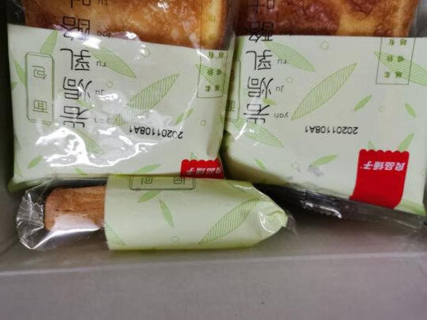 第一次买良品铺子的岩焗乳酪吐司，入口很好