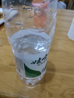 日常喝的娃哈哈矿泉水