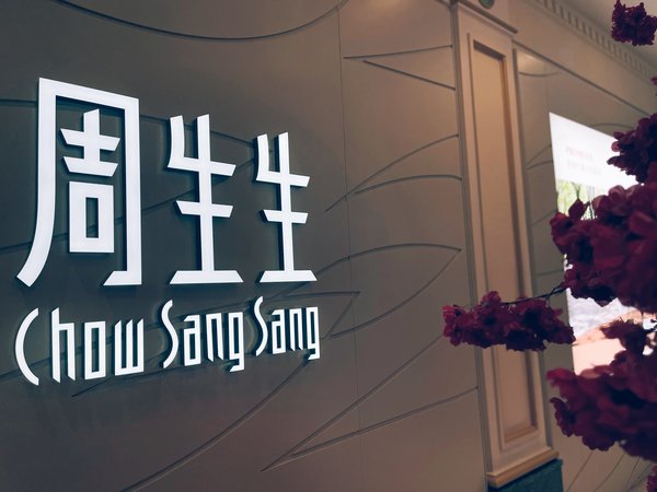 想不出情人节送什么礼物，金银首饰最合适