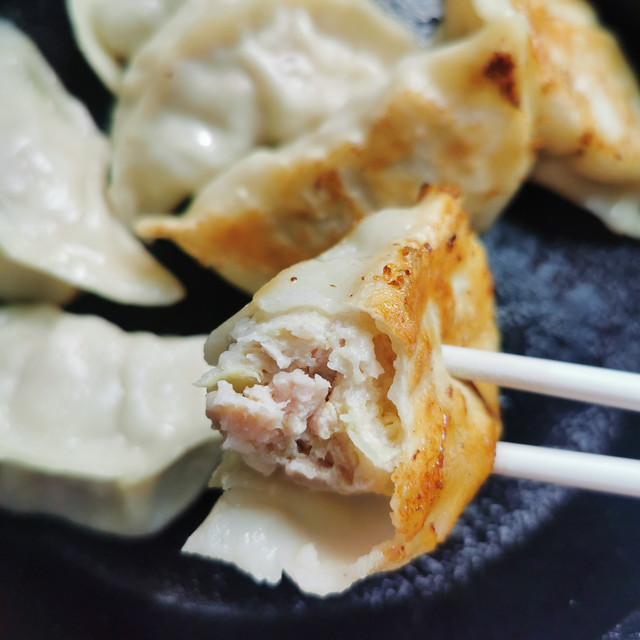 试试自己在家做煎饺吧！一个平底锅就搞定！