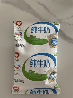 伊利硬袋纯牛奶