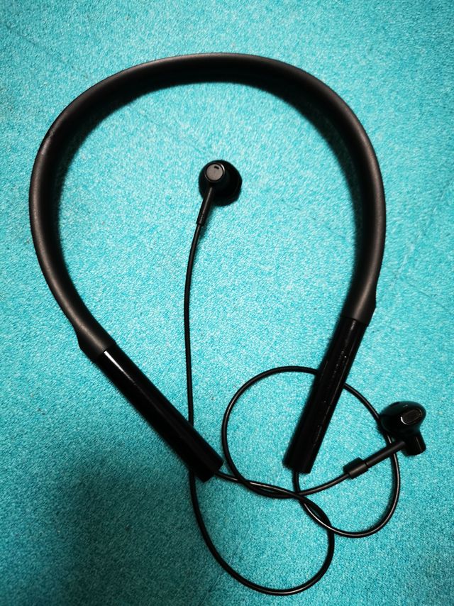 挂脖式入耳运动蓝牙耳机