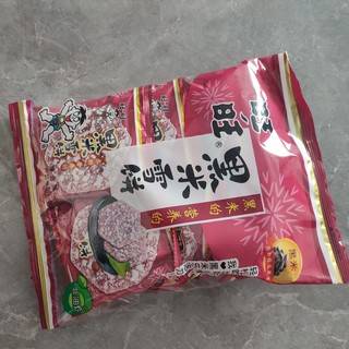 吃过了大米饼，再来尝尝黑米雪饼。