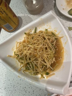 这道菜是凉拌豆腐，丝皮拌黄瓜，人人都能做