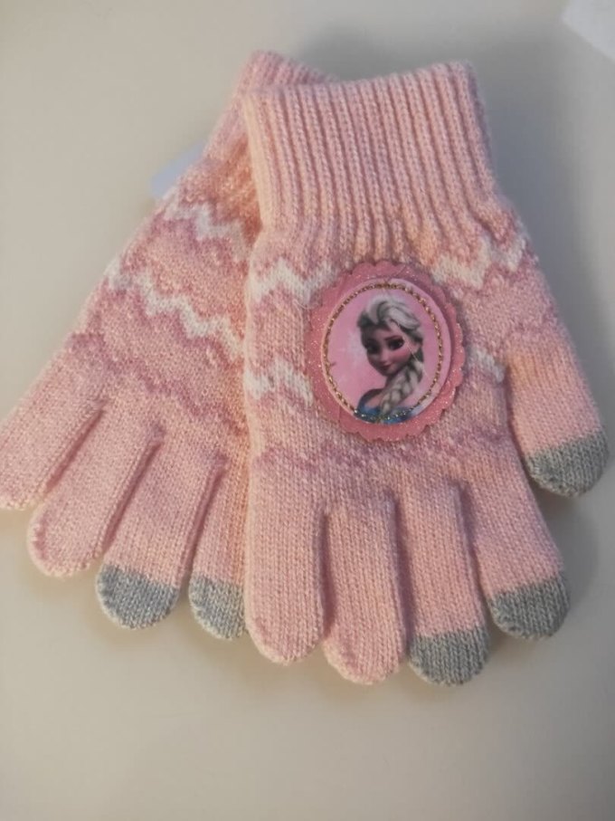 该产品  : 编织精细,图案优美,颜色漂亮,没有色差;手套质地柔软手感丝