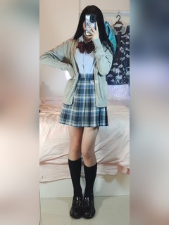 开学身穿制服，做个文静的女孩子吧～