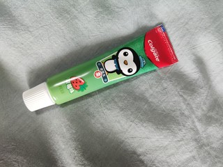 草莓🍓味的儿童牙膏，小支，2 岁+