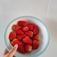 没有人比我更爱吃奶油草莓了