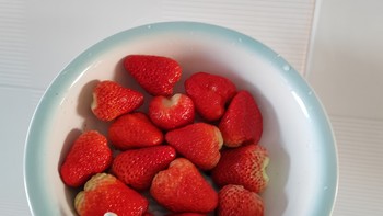没有人比我更爱吃奶油草莓了