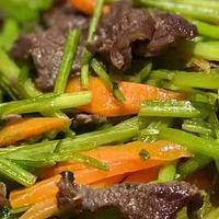 芹菜炒牛肉，家常小炒