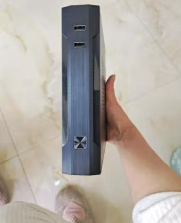 机箱小巧精致 节省空间 运行速度快