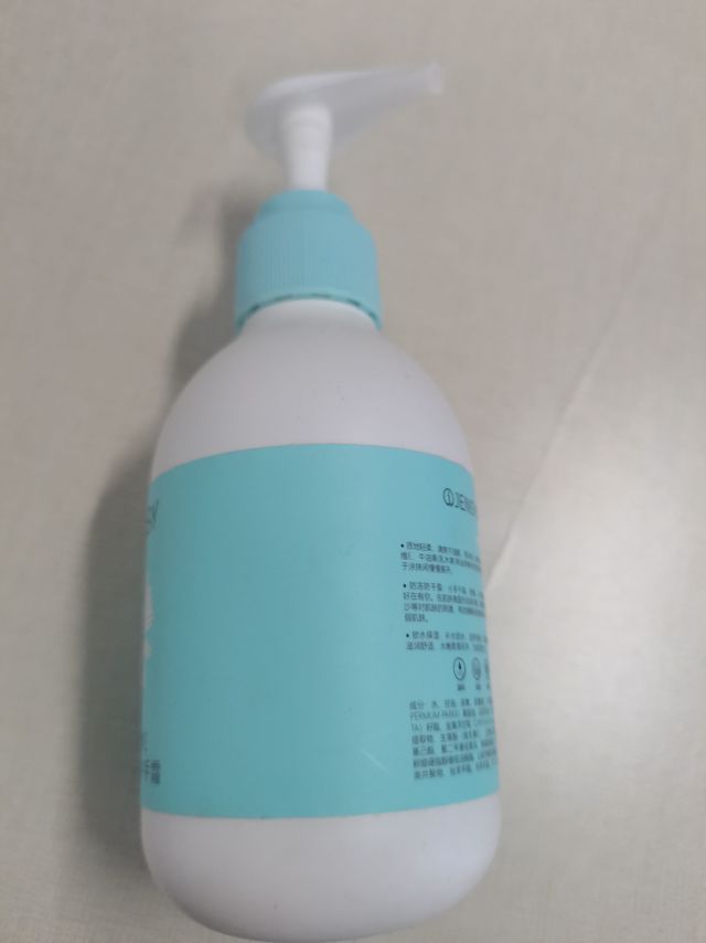 保湿滋润护手霜很香