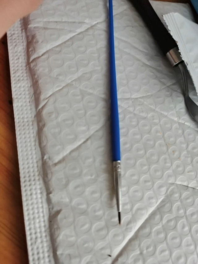 细毛画笔勾勒细节