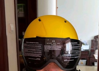 儿子自己选择的滑雪头盔
