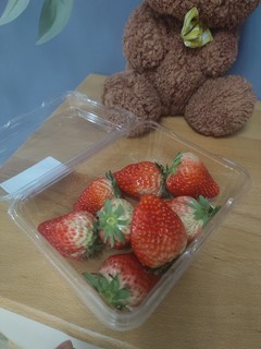 草莓打折后还要30一斤，只能买几个吃吃！