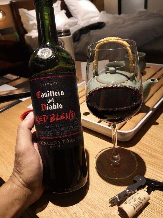 居家聚会，开一支喜欢的红酒