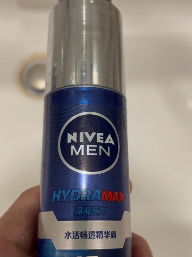 去年情人节女友送我的妮维雅，它还在