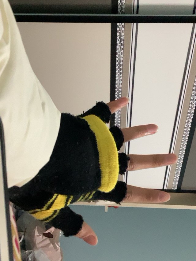 偷偷带弟弟的手套，好可爱呀，哈哈哈。