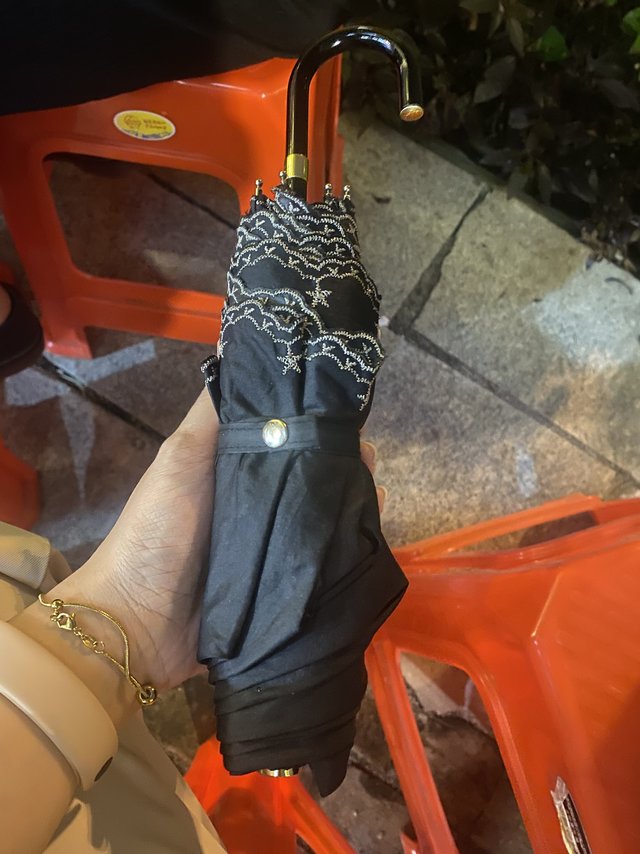 没见过这么轻的雨伞，出行太方便了