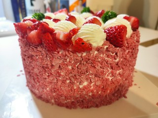 情人节，一起吃个红红的蛋糕可好？