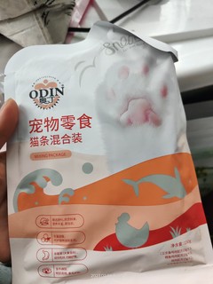 小猫咪抢着吃的猫条！