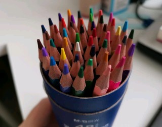 给孩子购买的晨光48色彩色铅笔