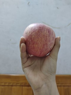 又大又红又甜的圆苹果