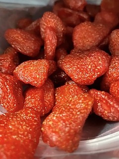 宿舍凑单买的！这草莓干真的巨好吃啊！！