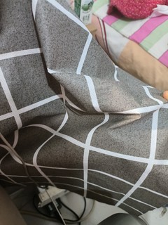 灰色棉麻布料的格子桌布