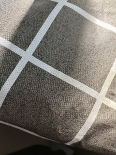 灰色棉麻布料的格子桌布