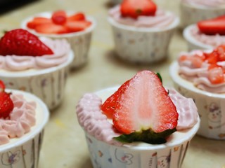 美味可口的草莓🍓蛋糕，是❤️爱你的形状