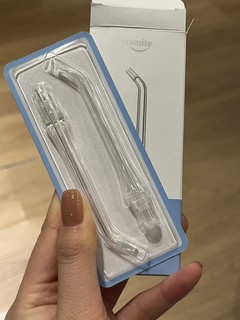 保护牙周健康应用冲牙器。