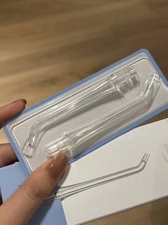 保护牙周健康应用冲牙器。