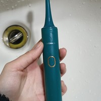 真的好喜欢这款墨绿色的电动牙刷啊