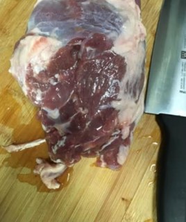 羊肉是结实的腿精肉，肉质细滑有韧劲