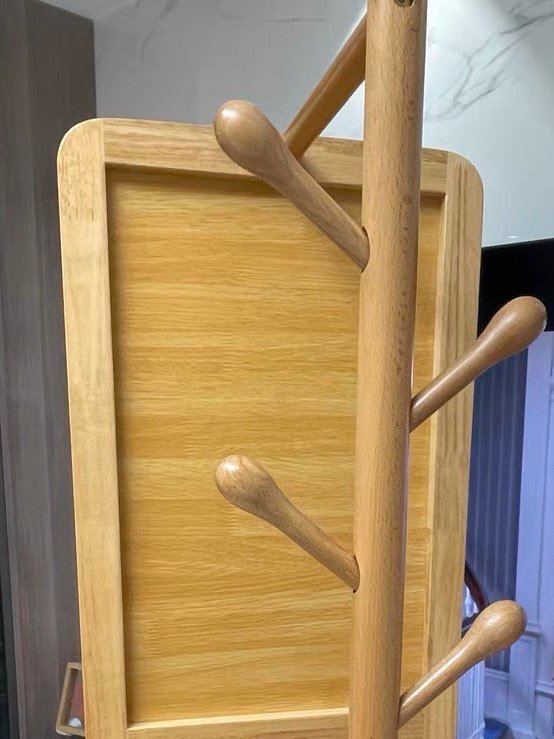 穿衣镜和衣帽架是一体的，非常不错