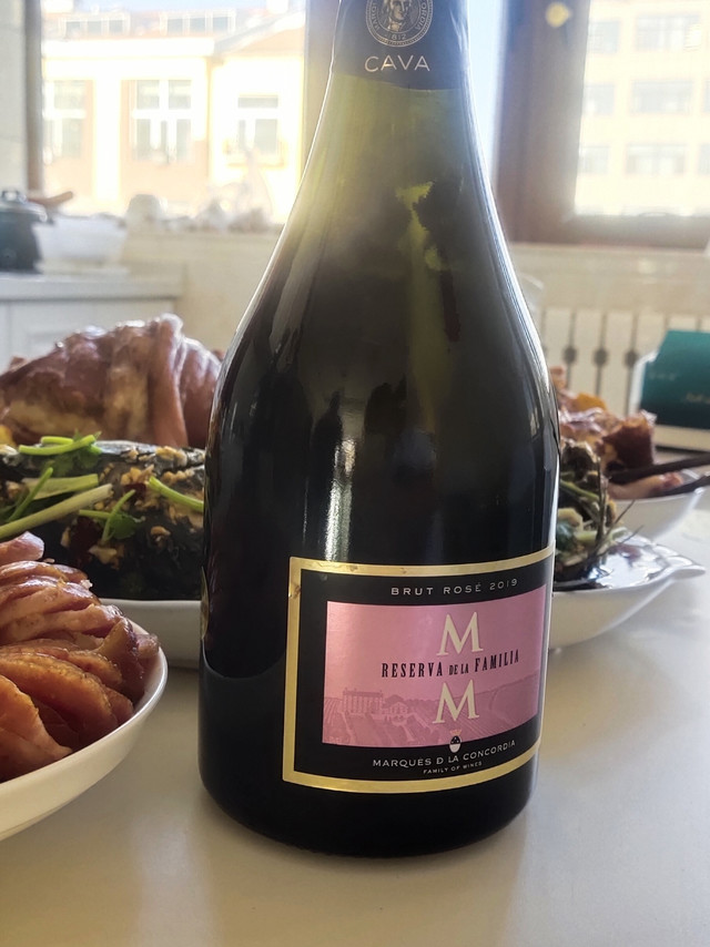 情人节快到了 给我小女朋友入手了一瓶起泡