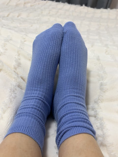 ​哦莫，这个浅蓝色的袜子真的美绝了！