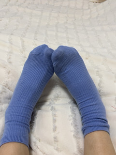 ​哦莫，这个浅蓝色的袜子真的美绝了！