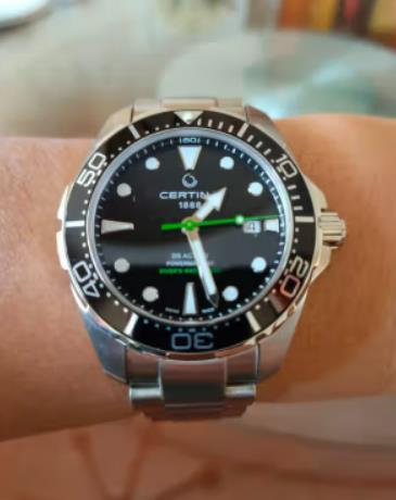 手表好看，而且很轻，比起钢材料轻太多了