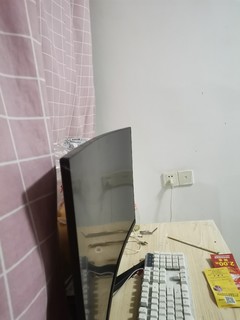 超大超薄的曲屏电脑
