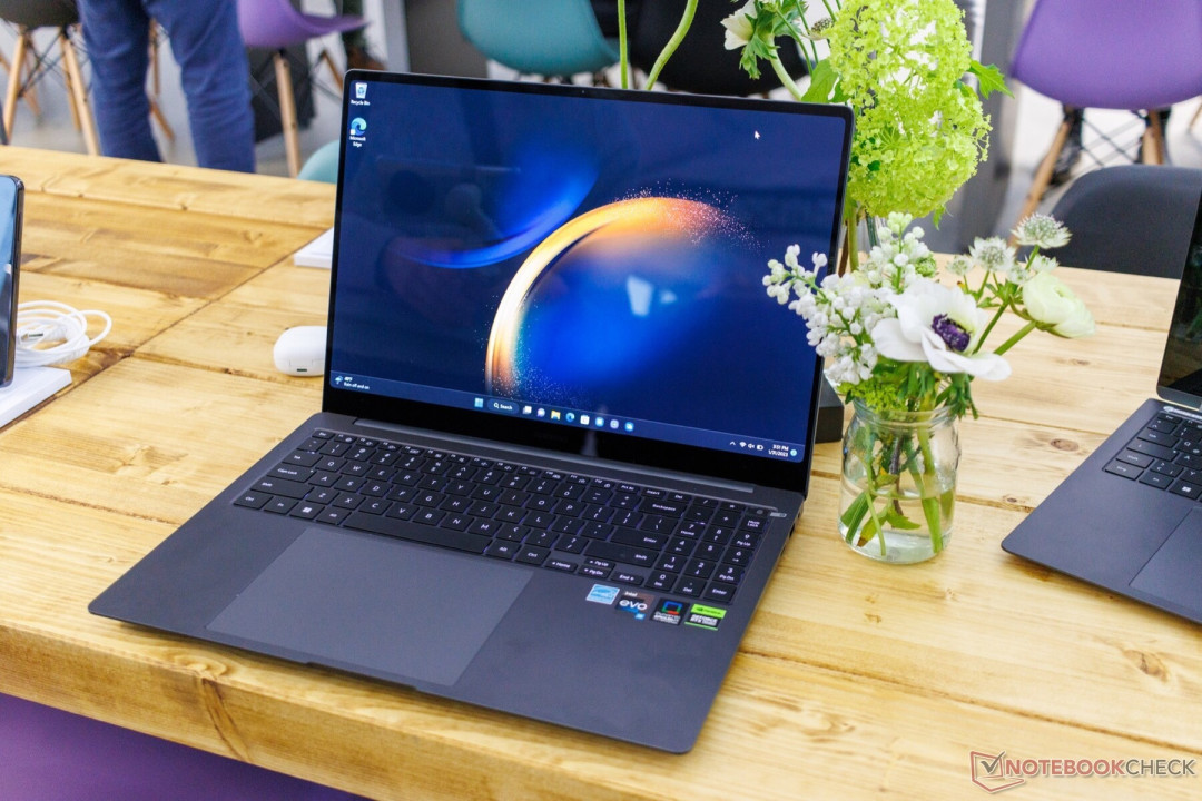三星galaxybook3ultra全能大屏本全球市场预售搭第13代酷睿hrtx40独显