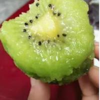 猕猴桃果瓤翠绿翠绿的很甜，果大小均匀